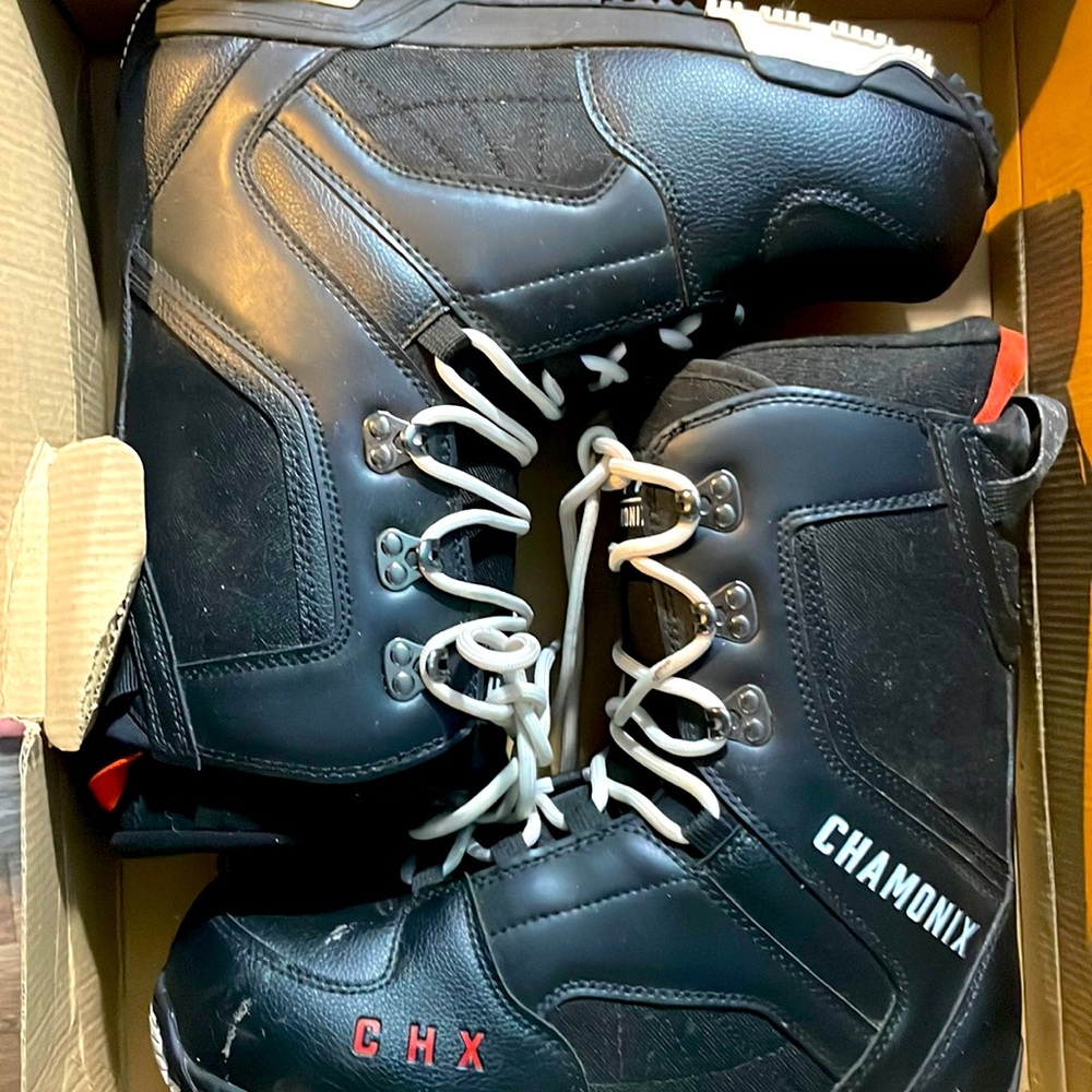 Snowboarding boots